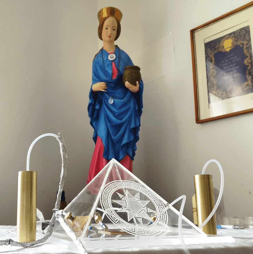 Klare Acrylpyramide mit goldenen Messing-Handelektroden zur energetischen Harmonisierung des Biofeldes und Förderung der Gehirnsynchronisation.